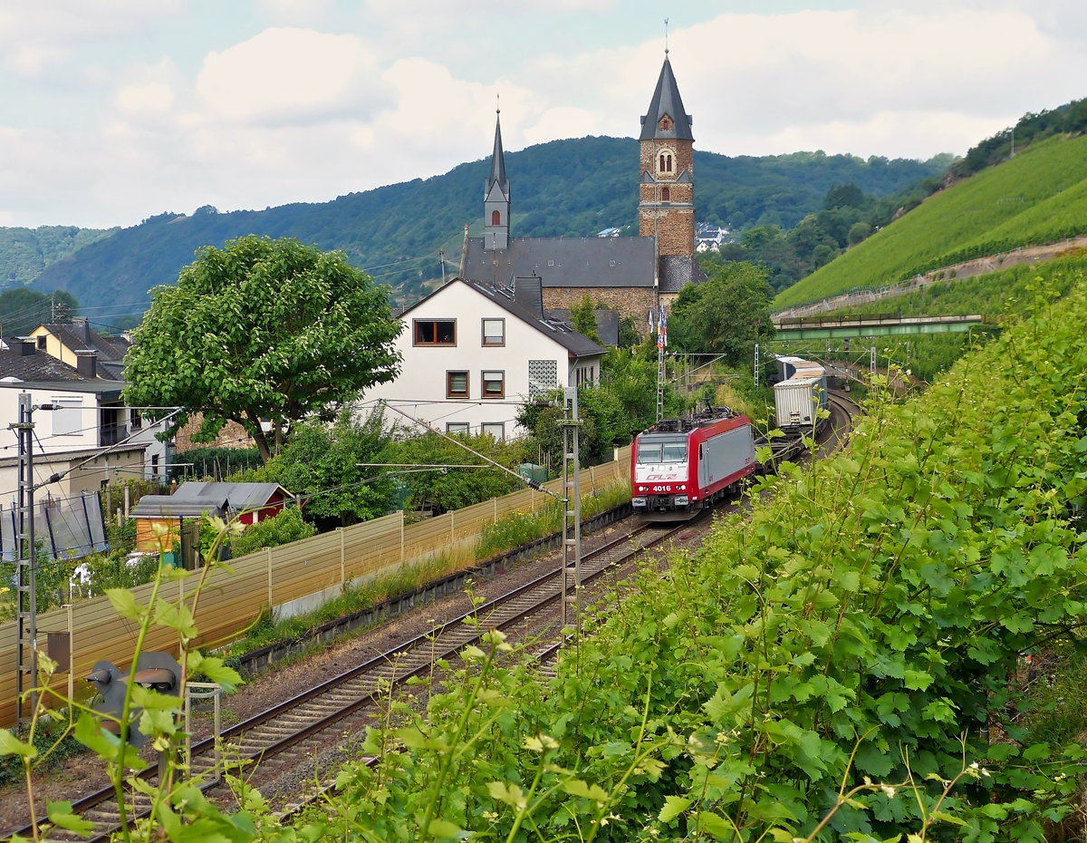 . Umrahmt von Weinreben, zieht die 4016 ihren Containerzug durch den sch�nen Moselort Hatzenport. 21.06.2014 (Jeanny)