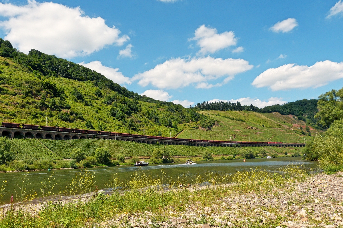 . Wie ein langer Wurm schl�ngelt sich der Erzzug �ber den P�ndericher Hangviadukt. 21.06.2014 (Jeanny)