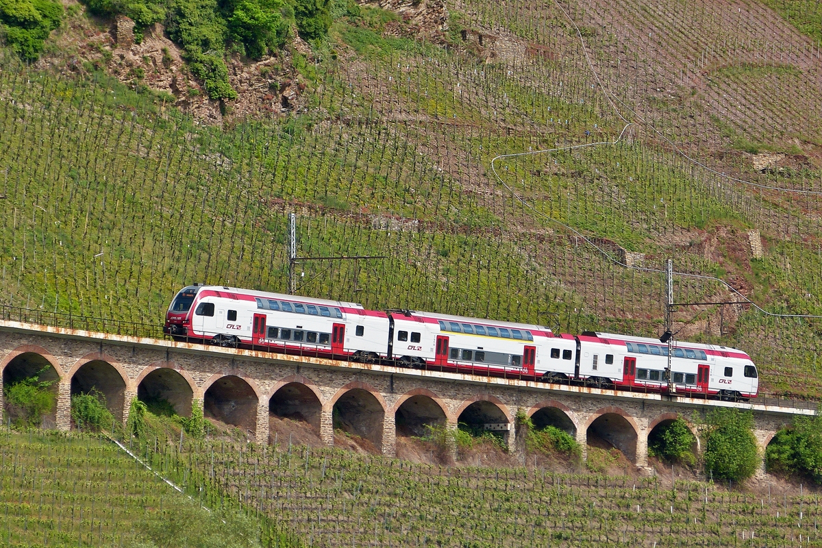 . Wir waren extra nach P�nderich gefahren, um den CFL KISS zusammen mit dem DB Regio S�WEX zu fotografieren, deshalb staunten wir nicht schlecht, als pl�tzlich ein CFL KISS solo auf dem P�ndericher Hangviadukt auftauchte.

Ein unbekannt gebliebener CFL KISS f�hrt am 13.05.2015 als RE 5108 Koblenz - Luxembourg auf der Moselstrecke in der N�he von P�nderich. (Hans)