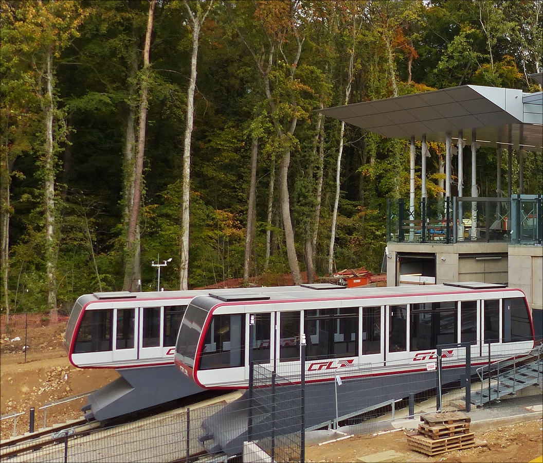 . Zwei Kabinen stehen startbereit vor dem  oberen Bahnhof der Standseilbahn Kirchberg-Pfaffenthal (Rote Br�cke). Zum Fahrplanwechsel am 10. Dezember 2017 soll der regul�re Betrieb aufgenommen werden .   04.10.2017.  (Jeanny)