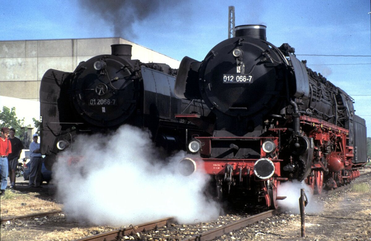 01 066 und 01 1066 in Amstetten am 15.06.1996. Die Bezeichnung der Loks ist in der Ziffernfolge gleich, lediglich das Leerzeichen an der dritten bzw. vierten Stelle ist der Unterschied. Die Lok links trägt die DR Computernummer und rechts die Ulmer Maschine hat die DB Computernummer.