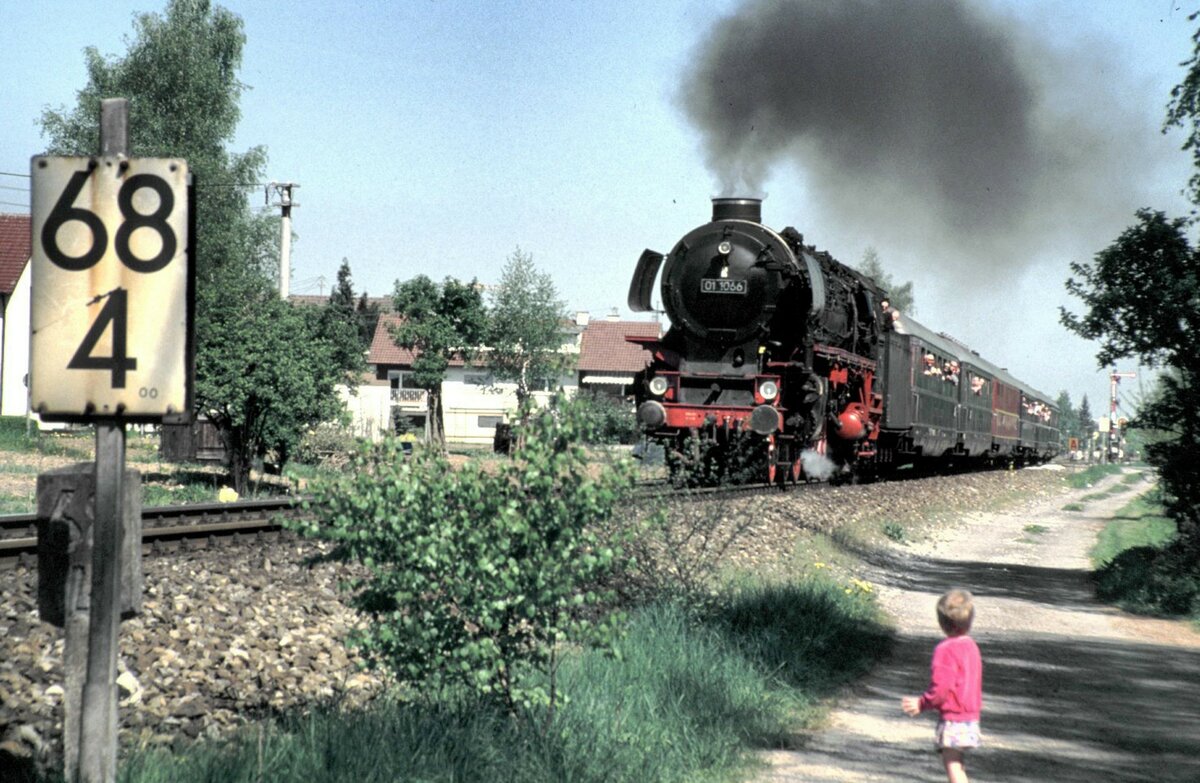 01 1066 bei der Durchfahrt bei Vöhringen am 01.05.1995.