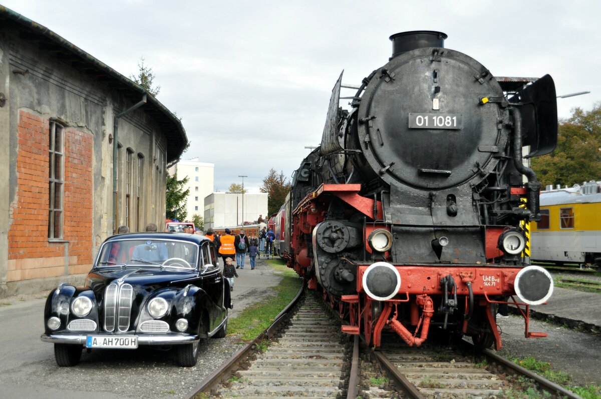 01 1081 und BMW Limousine im Bahnpark Augsburg am 25.10.2009.