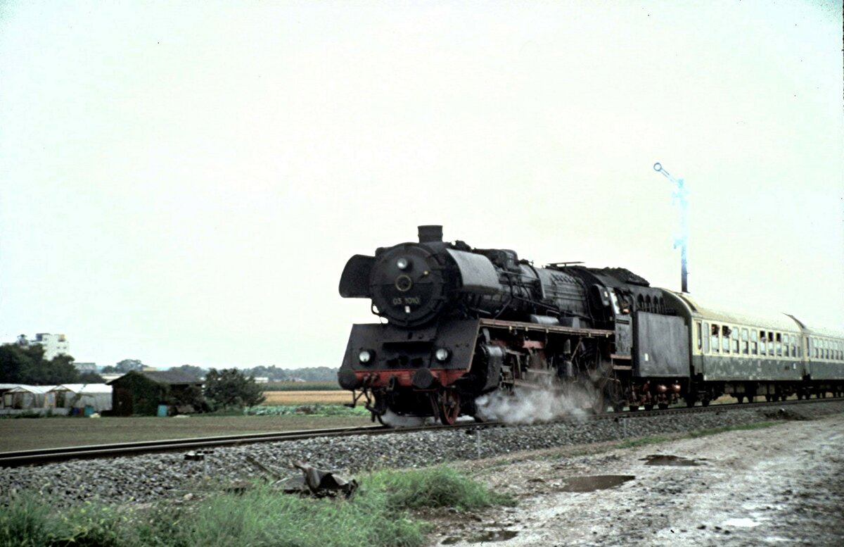 03 1010 fährt durch Illertissen am 11.08.1996.