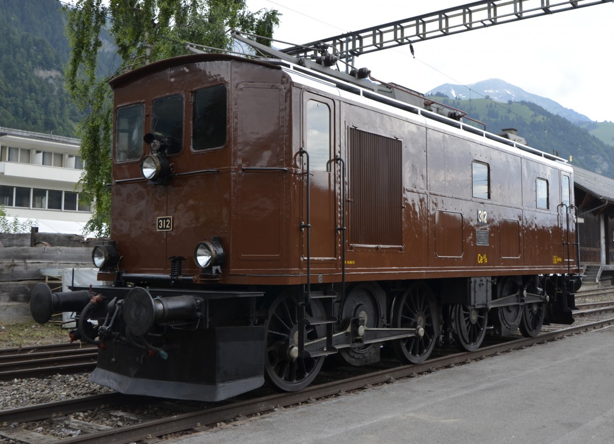 
100 Jahre BLS: BLS Ce 4/4 312 auf dem BLS-Nordrampenjubil�umsfest in Frutigen am 28.06.2013 ohne Zuschauer und Regen, aufgenommen am Vorabend des Festes.
Baujahr/Hersteller: 1920/SLM-MFO, L�P: 12,34 m, Dienstgewicht: 64 t, Leistung: 993 kW/1350 PS, Vmax: 65 km/h
