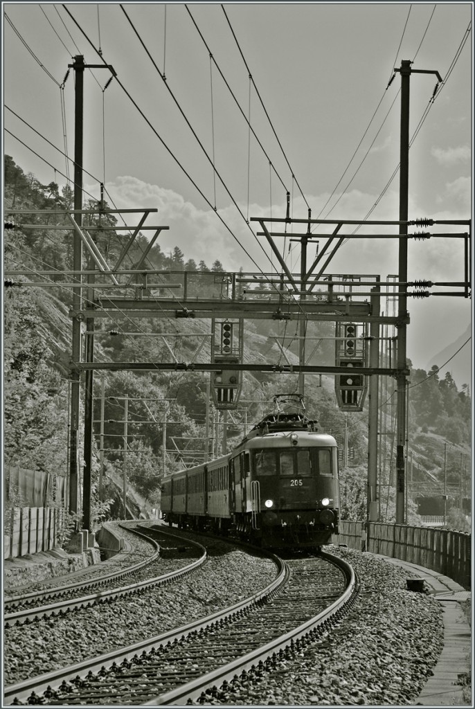 100 Jahre BLS: Die sch�ne Ae 6/8 205 kurz vor Hohtenn. Das Bild zeigt auch, dass die Infrastruktur der Bergstrecke zwar nicht gut zur alten Ae 6/8 passt, aber modern und zeitgem�ss trotz Basistunnel auch heute noch gut genutzt wird.
7. Sept. 2013