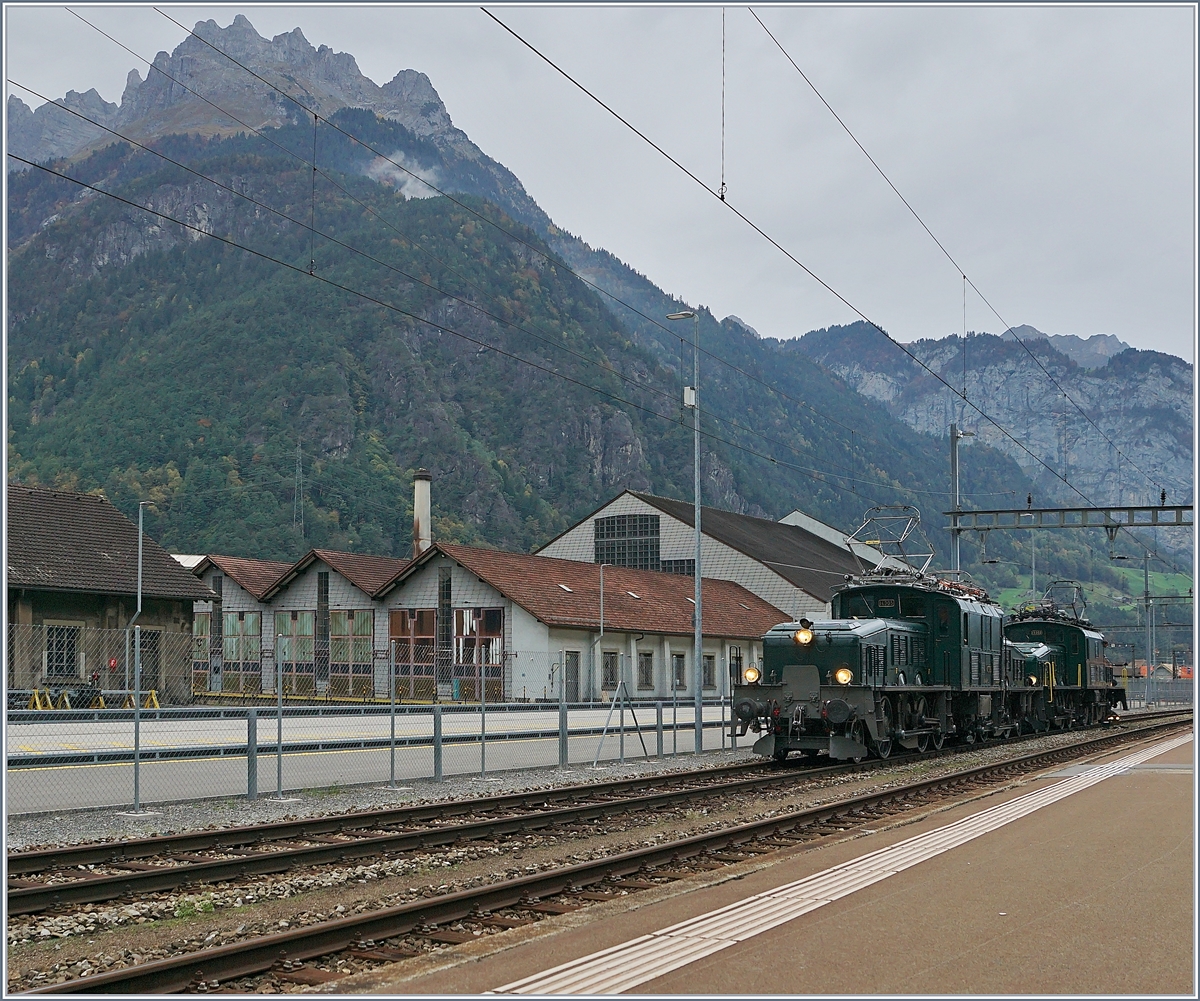 100 Jahre Krokodil: Die beiden grünen Krokodile, die SBB Historic Ce 6/8 III 14305 (91 85 4601 305-6) und die bei der SOB eingestellte Be 6/8 III 13302 (91 85 4601 302-3) haben das Depot verlasen und sind nun auf der Rangierfahrt zur Ce 6/8 II mit ihrem langen Extrazug, welcher mittlerweile auf Gleis 1 aufgestellt wurde.

19. Okt. 2019