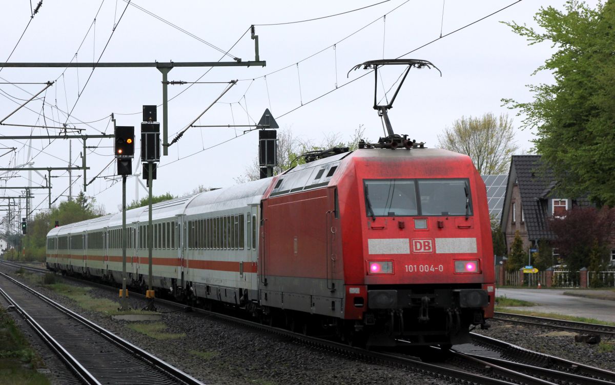 101 004 mit dem IC 468 aus Basel bad Bhf kommend bei der Durchfahrt in J�bek. 28.04.2019