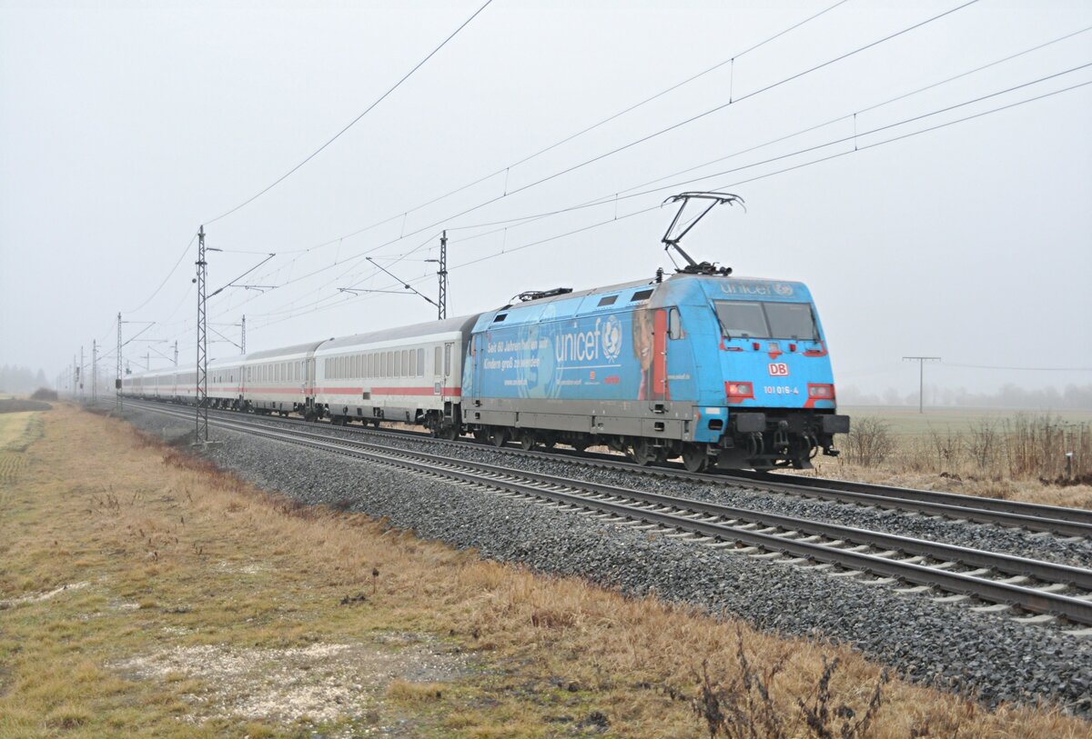 101 016-4 mit Werbung für UNICEF und IC in Neu-Ulm Pfuhl am 03.03.2012.