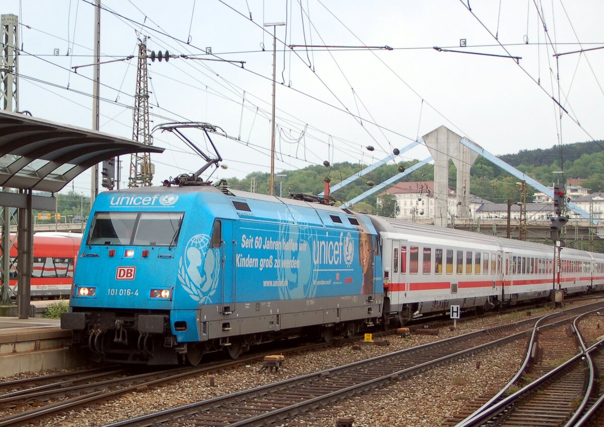 101 016-4 mit Werbung für UNICEF mit IC in Ulm am 09.06.2007.