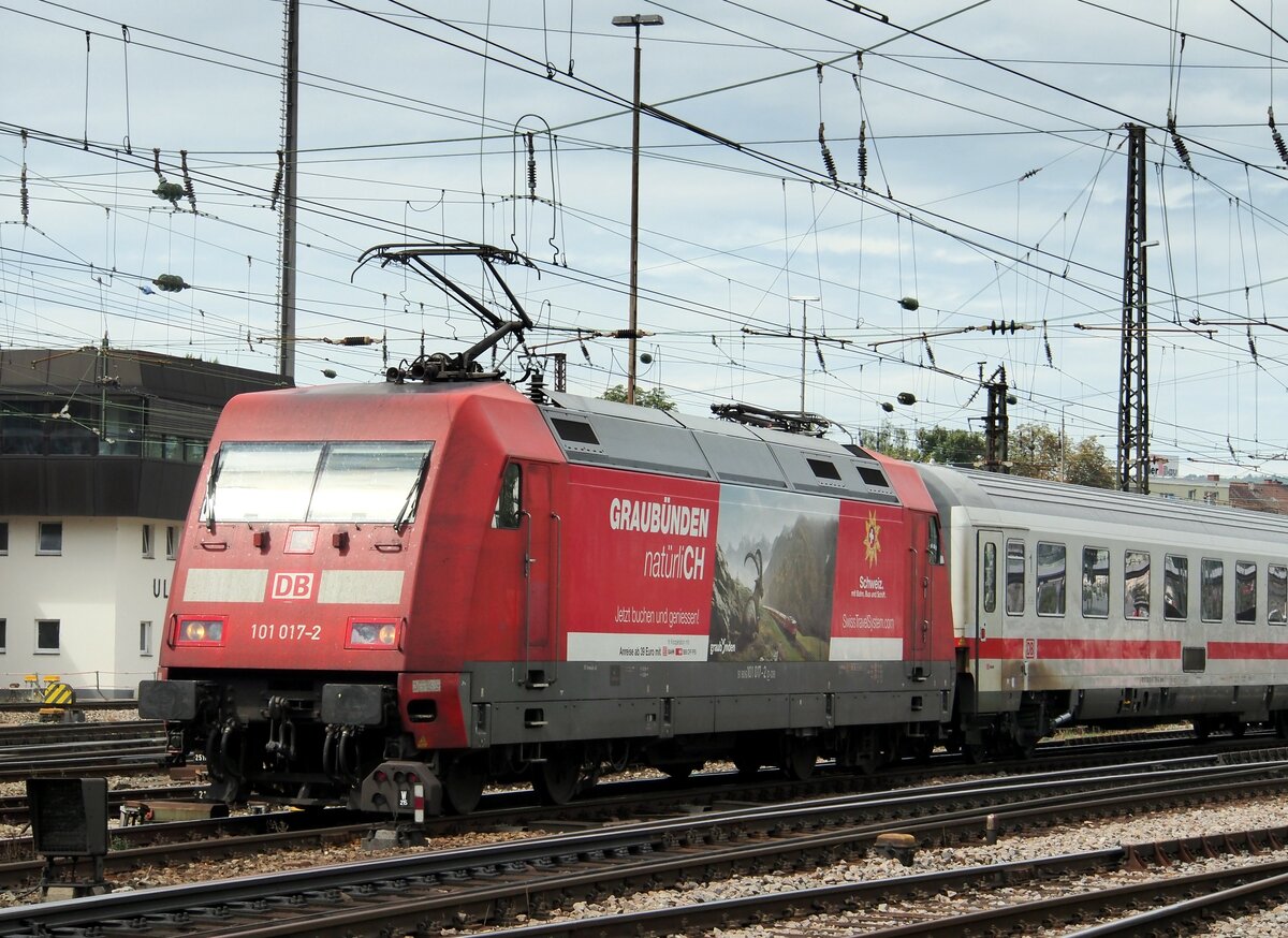 101 017-4 mit Werbung für die Schweiz mit IC in Ulmam 24.08.2015.