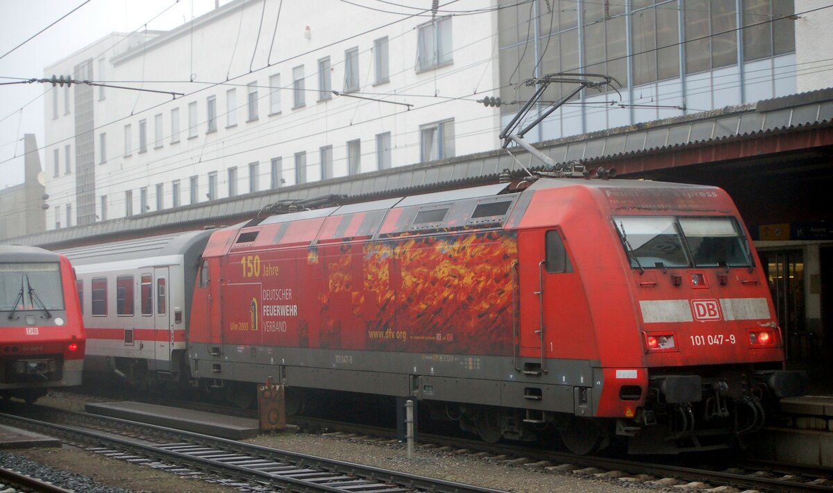101 047-9 mit Werbung Feuerwehr in Ulm Hbf am 08.11.2008.