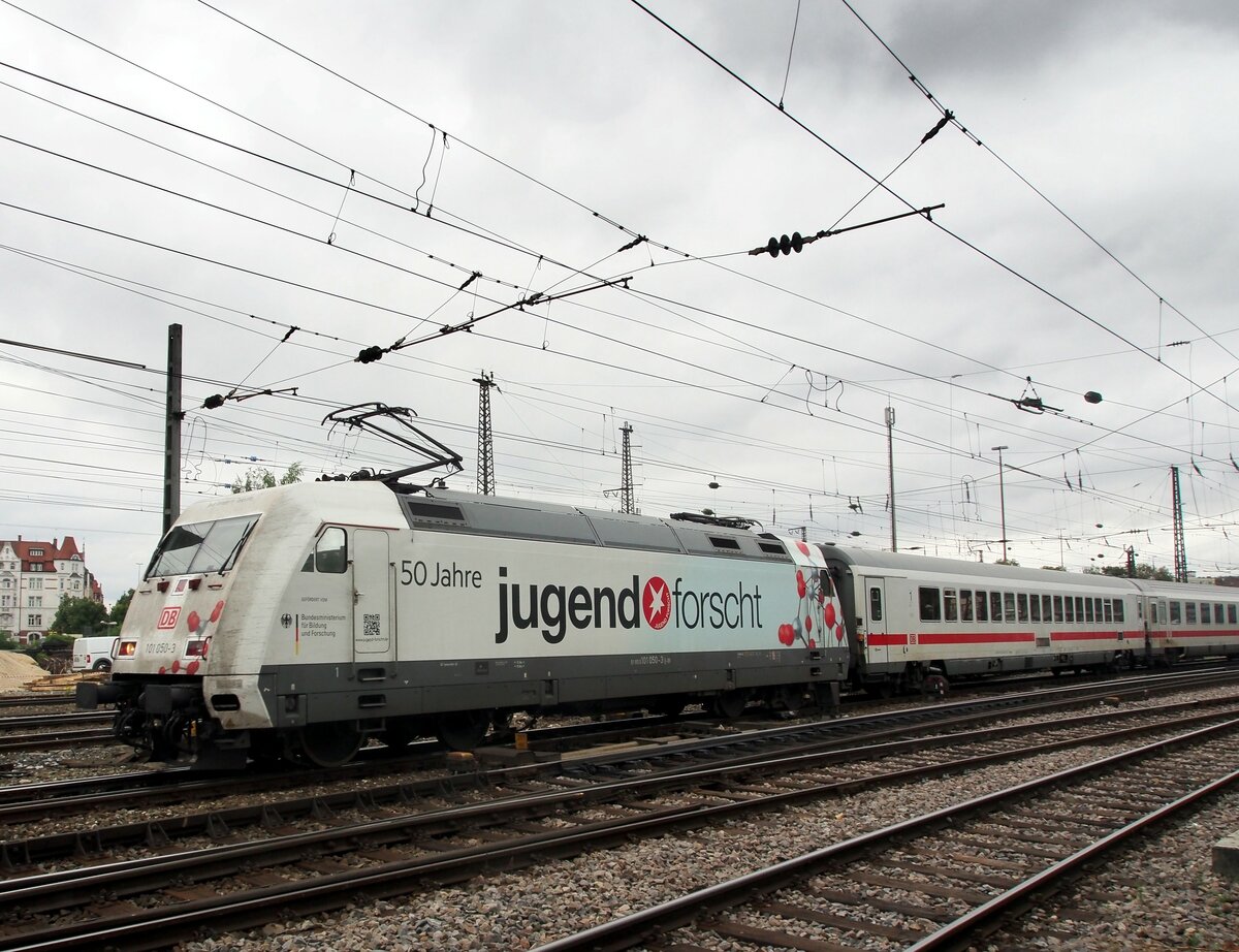 101 050-3 mit Werbung Jugend forscht mit IC in Ulm am 17.08.2015.