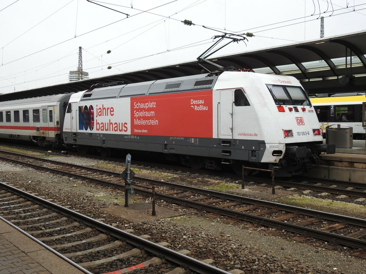 101 063-6 mit Werbung für Bauhaus mit IC in Ulm am 01.11.2019.