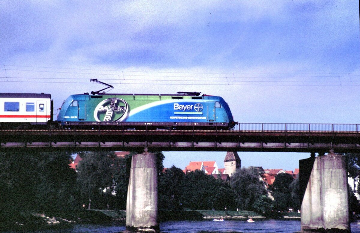 101 095-8 mit Bayer Werbung und IC auf der Donaubrücke in Ulm am 06.09.2001.
