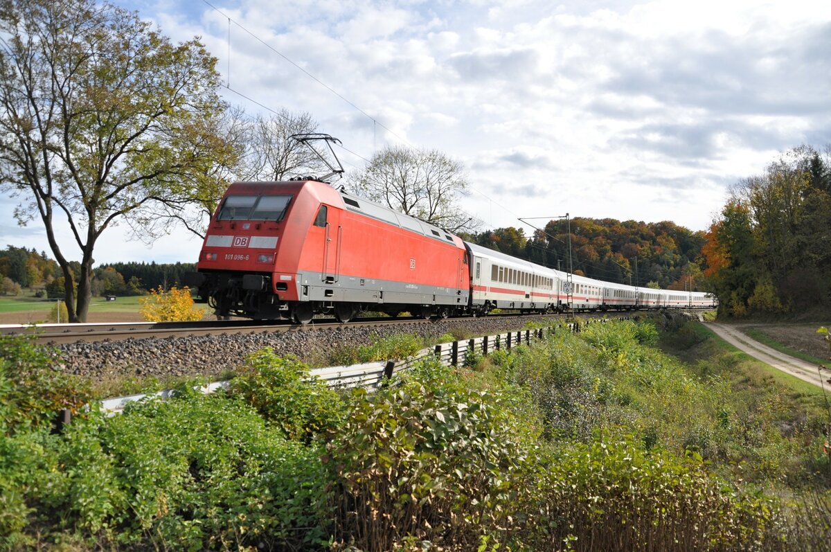 101 096-6 mit IC bei Urspring am 17.10.2012.