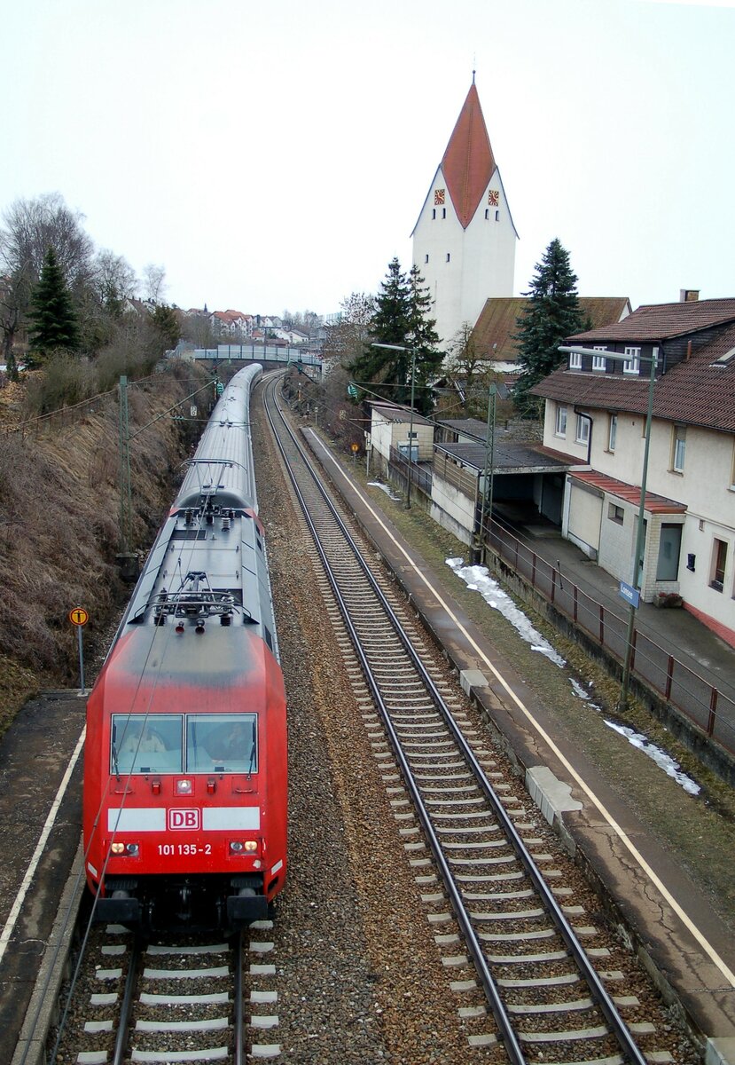 101 135-2 mit IC in Lonsee am 12.03.2009.