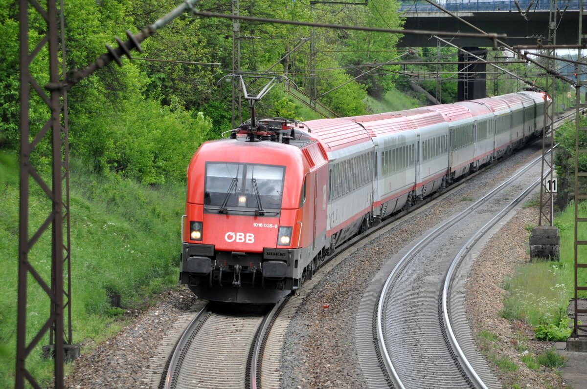 1016 035-6 und Schublok 1016 015 auf der Geislinger Steige am 22.05.2012.