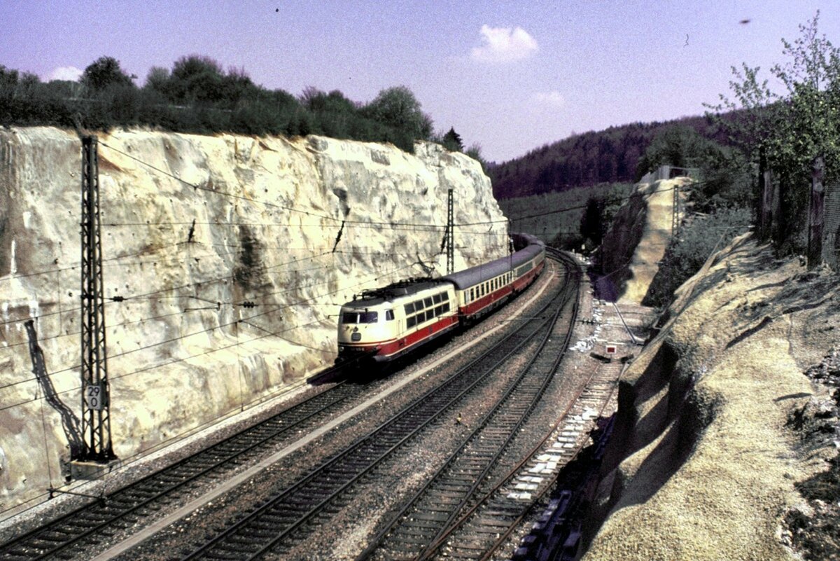 103 103-8 mit IC 121 in Treuchtlingen-Möhren am 09.05.1981.
