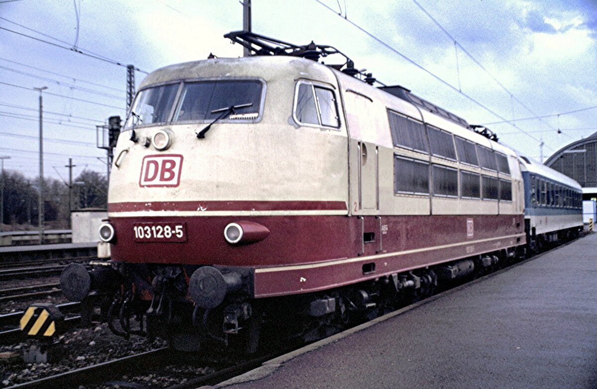 103 128-5 mit einem Interregiowagen warten in Karlsruhe auf den Einsatz am 16.02.1999.