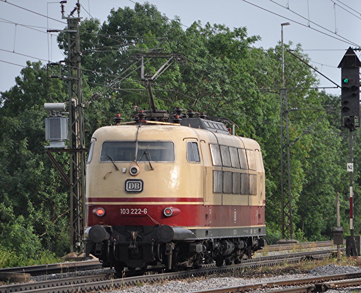 103 222-6 fährt in Beimerstetten am 12.07.2011 durch. Deutlich ist die Verkabelung der Versuchslok für Messzüge zu erkennen.