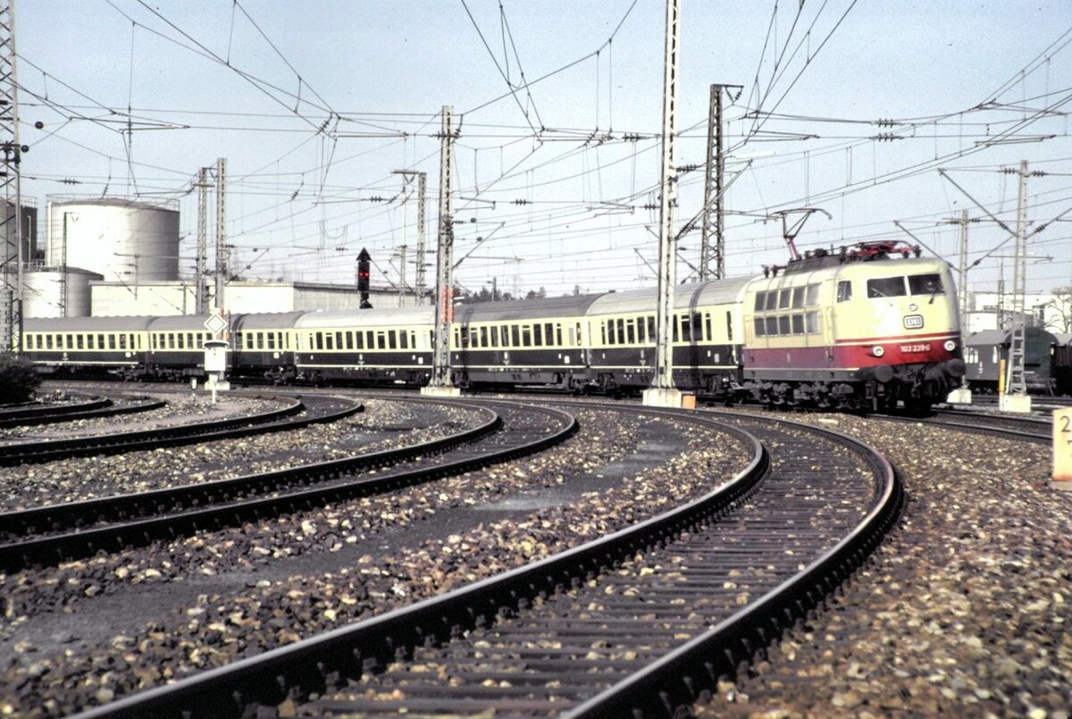 103 239-0 mit IC in Bietigheim am 17.04.1982.