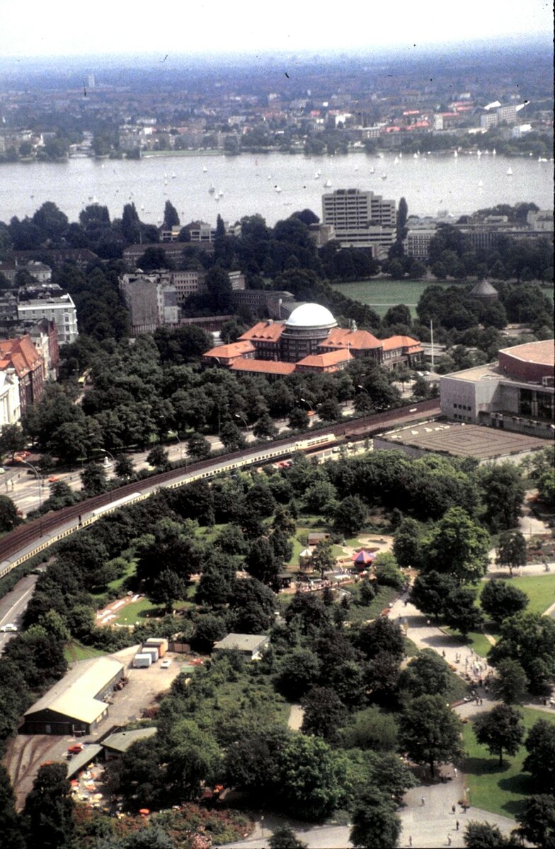 103 mit IC beim Gartenausstellungsgelände Planten und Bloomen,in Hamburg - vom Fernsehturm aus gesehen am 05.07.1981.