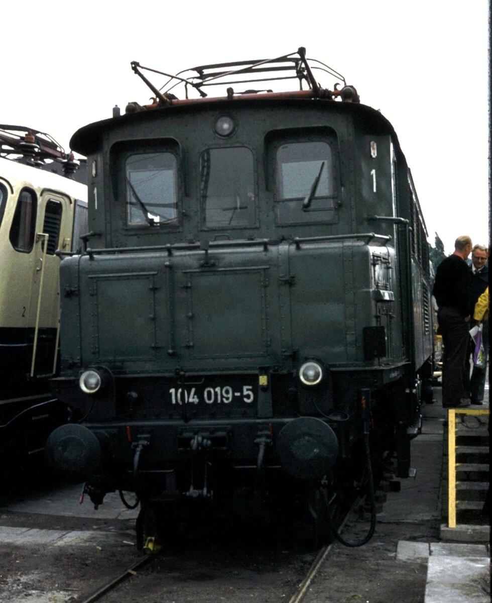 104 019-5 in Rheine am 10.09.1977. Abschied von der Dampflok !?