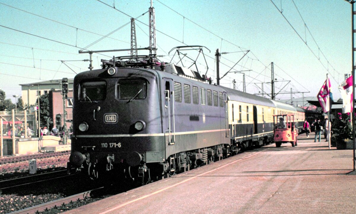 110 171-6 in Göppingen am 10.10.1987. Mit D-Zug und Packwagen; der Packwagen wird von einem Elektrokuli bedient.
