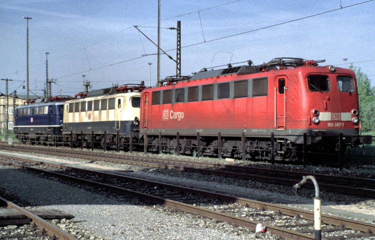 110 228-4 und 140 406-0 und 150 067-7, eine Farb-und Typen-Vielfalt in Ulm am 09.05.1998.