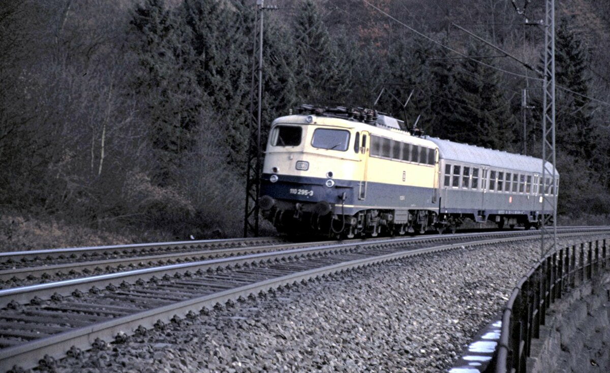 110 295-3 mit Schülerzug Ulm - Geislingen/Steige auf dem Mühltalfelsendamm der Geislinger Steige im Dezember 1981.