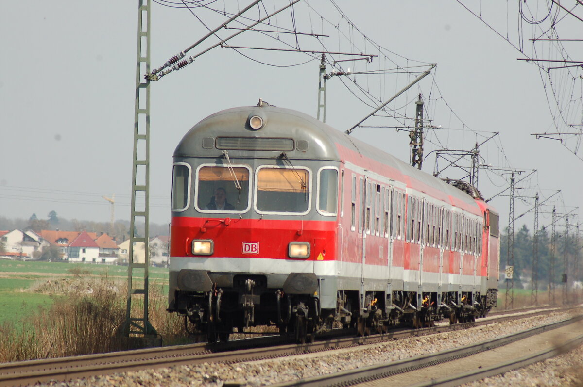 110 443-9 schiebt einen Nahverkehrszug mit dem Steuerwagen Bauart Karlsruhe voraus bei Neu-Ulm Pfuhl am 09.04.2009.