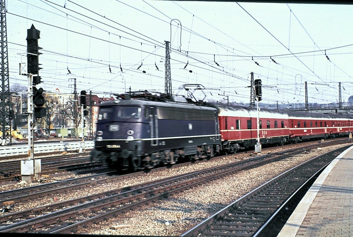 110.3 mit Schlaf- und Liegewagenzug in Ulm am 17.04.1982.