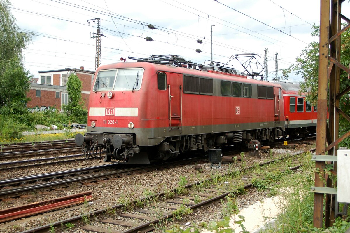 111 026-1 mit Nahverkehrszug in Ulm am 03.07.2002.