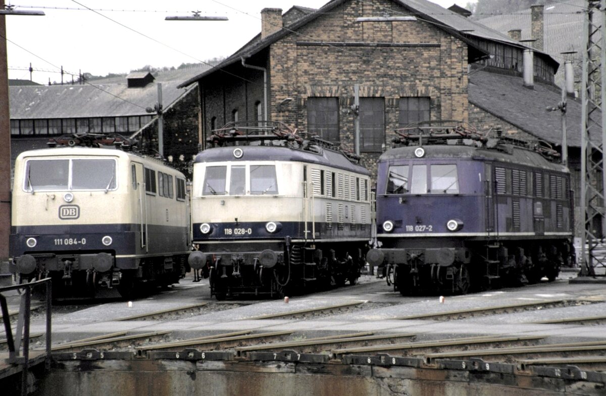 111 084-0; 118 028-0 und 118 027-2 bei einer Führung an der Drehscheibe in Würzburg am 22.04.1981.