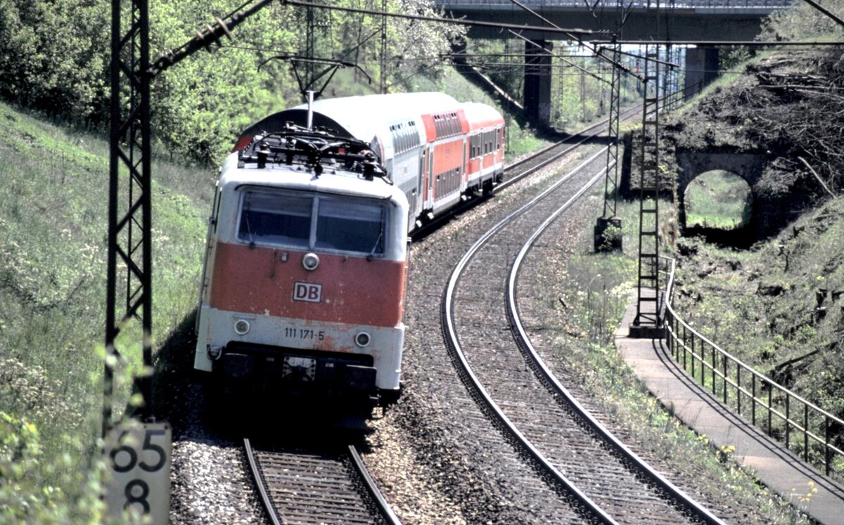 111 171-5 mit Dosto-Zug und einem n-Steuerwagen Bauart Karlsruhe auf der Geislinger Steige am 17.05.2002.