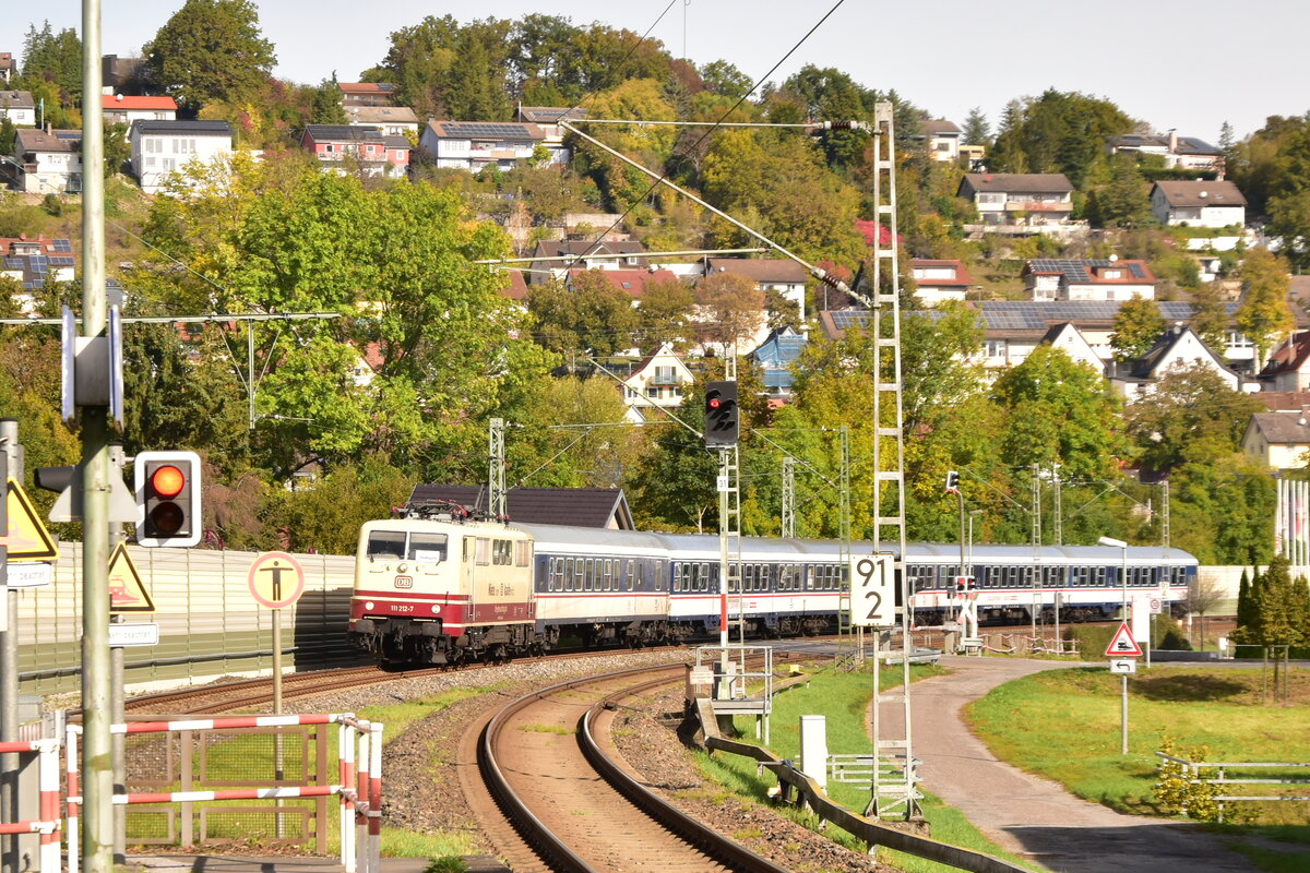 111 212  mit dem RE8 Ersatzzug in Roigheim am 16.Oktober 2023 auf dem Weg nach Stuttgart Hbf. 