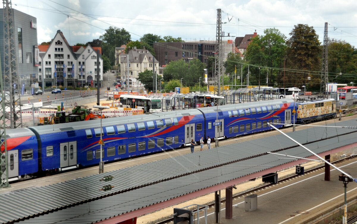 111 223-4 ( 91 80 6 111 223-4 D-ZUG) mit Entlastungszug Ulm - M�nchen am 20.08.2022.