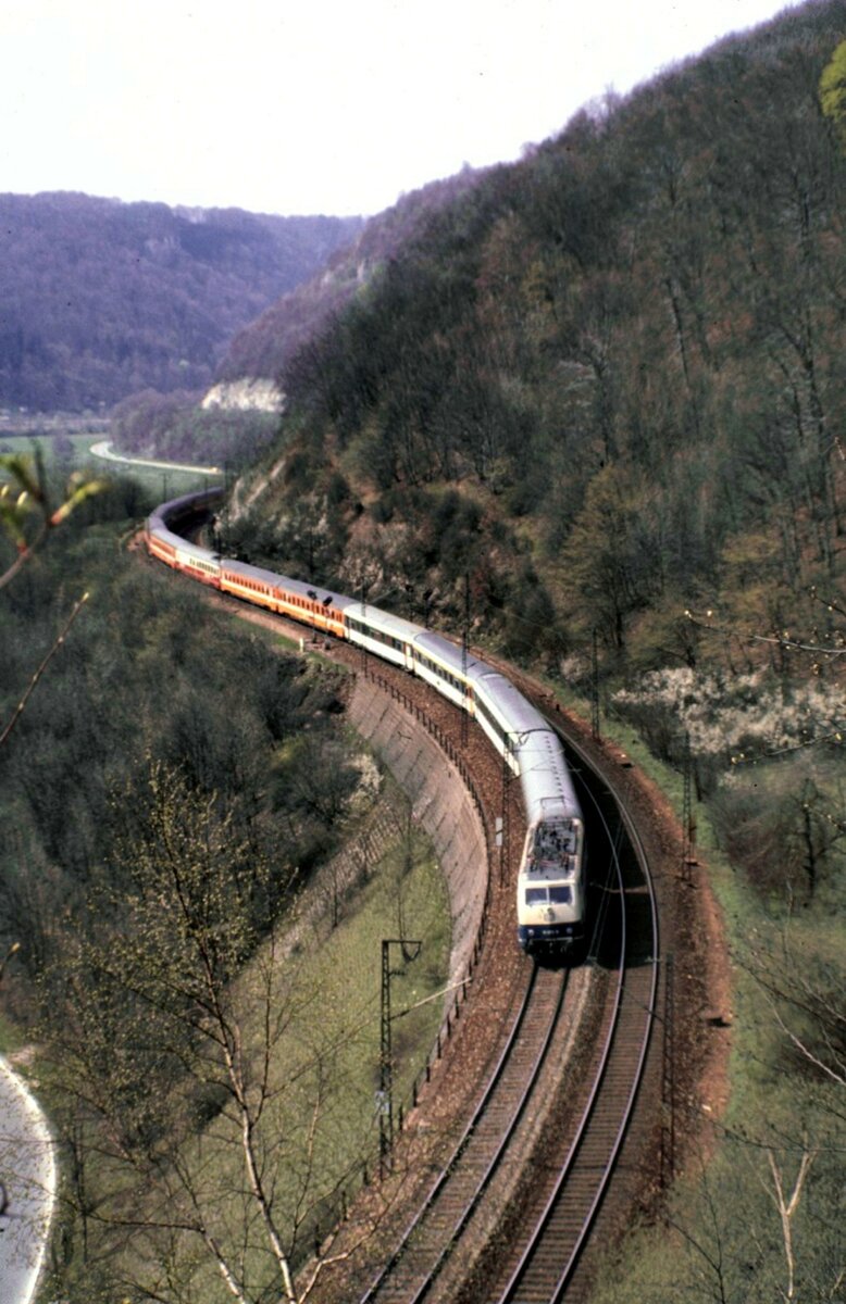 111 mit EC Mozart auf dem M�hltalfelsendamm der Geislinger Steige am 16.04.1983.