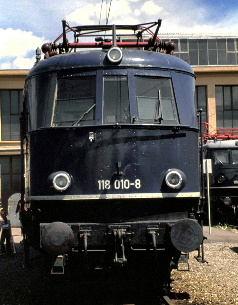 118 010-8 in der Ausstellung 100 Jahre elektrische Lokomotiven in München-Freimann am 25.05.1979. Die Lok wurde optich aufgearbeitet und erhielt ein außergewöhnliches blaues Dach.