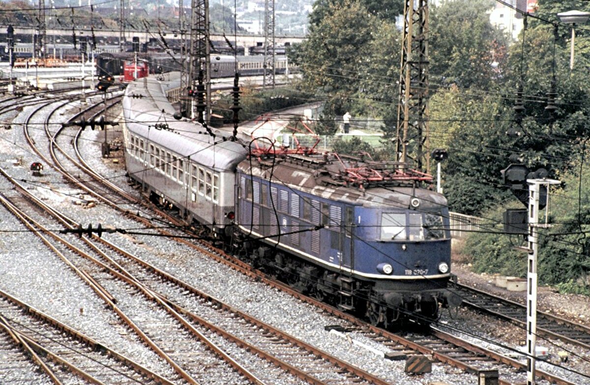 118 020-7 mit Silberling Nahverkehrszug aus Ulm nach Regensburg im September 1980.