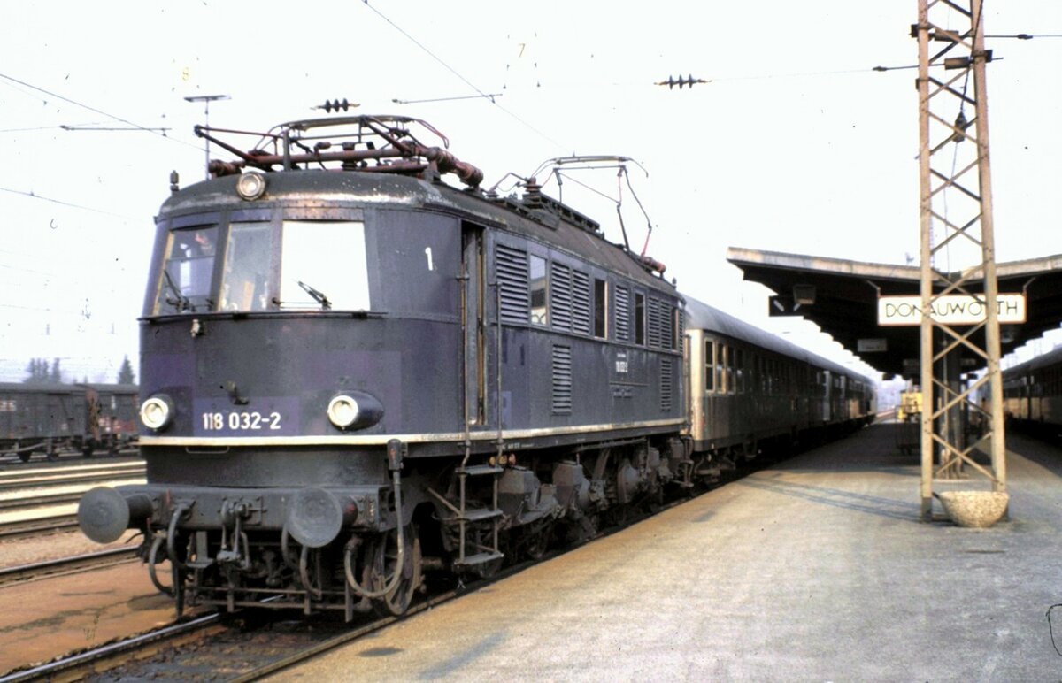 118 032-2 mit Nahverkehrszug nach Regensburg in Donauwörth am 25.04.1982.