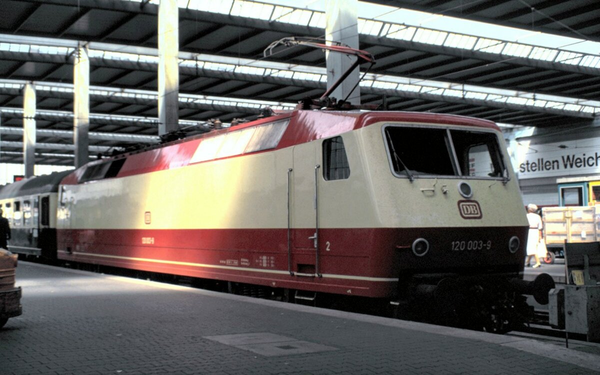 120 003-9 in München Hbf am 08.05.1988.