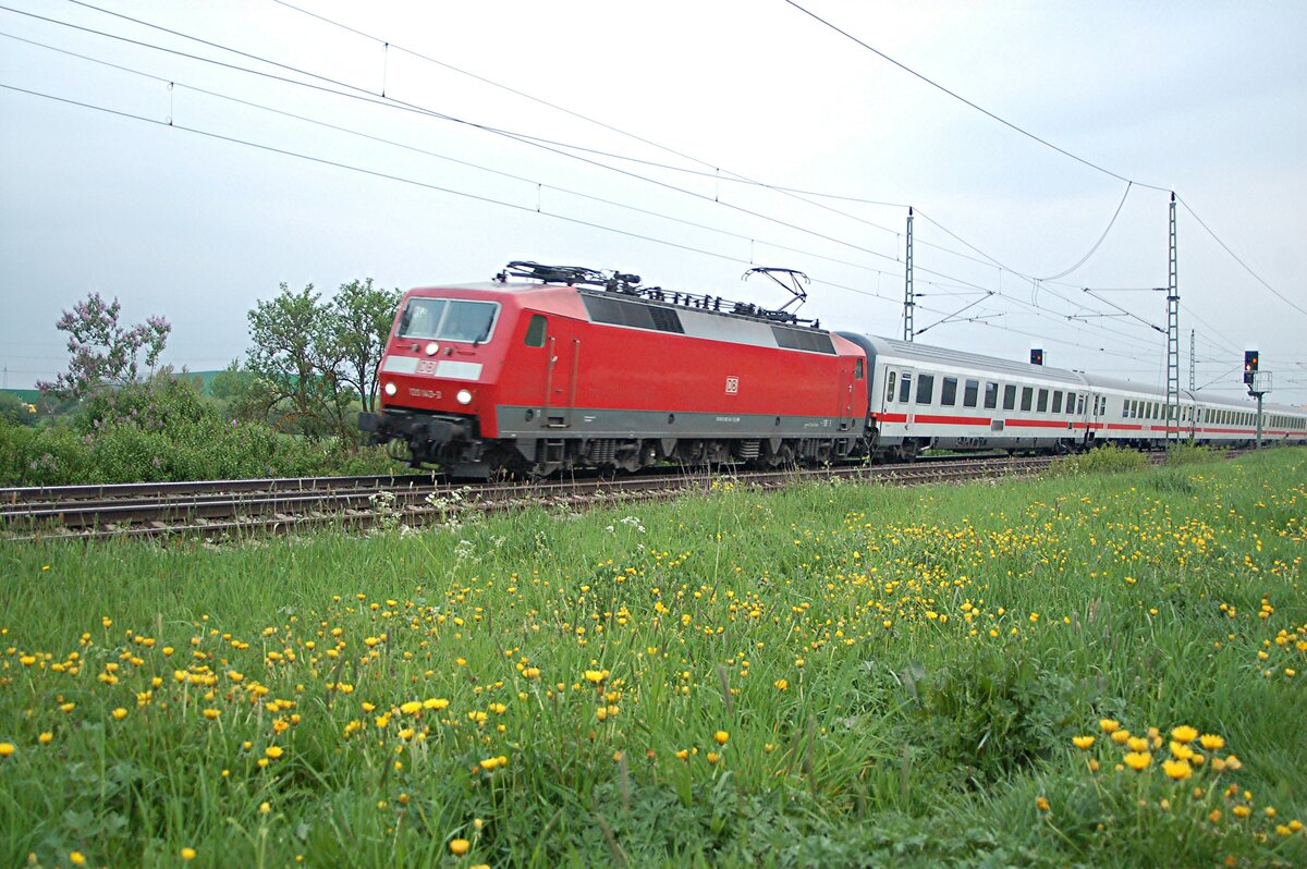 120 043-2 mit IC in Neu-Ulm Pfuhl am 30.04.2009.