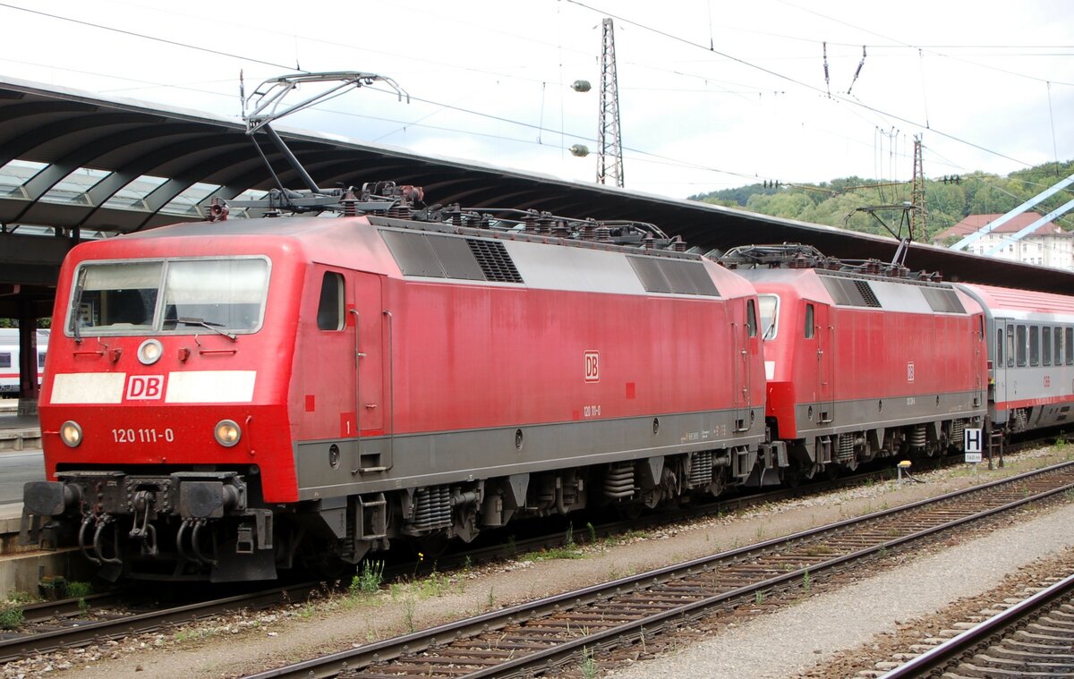120 111-0 und 120 128-4 mit EC Mozart in Ulm am 03.07.2007.