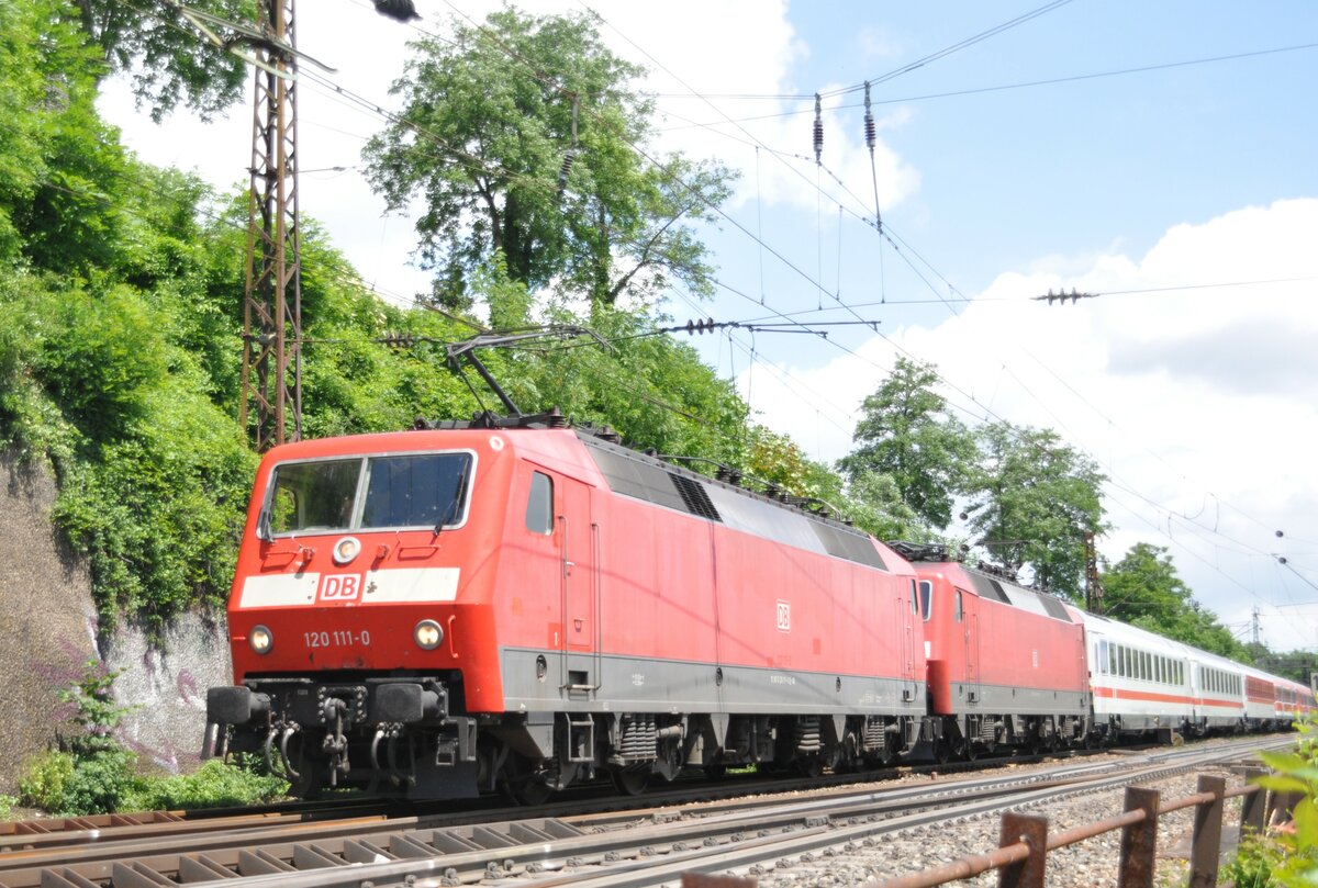 120 111-0 mit Schadzug; einer weiteren 120 und IC-Wagen in Ulm am 09.06.2012.