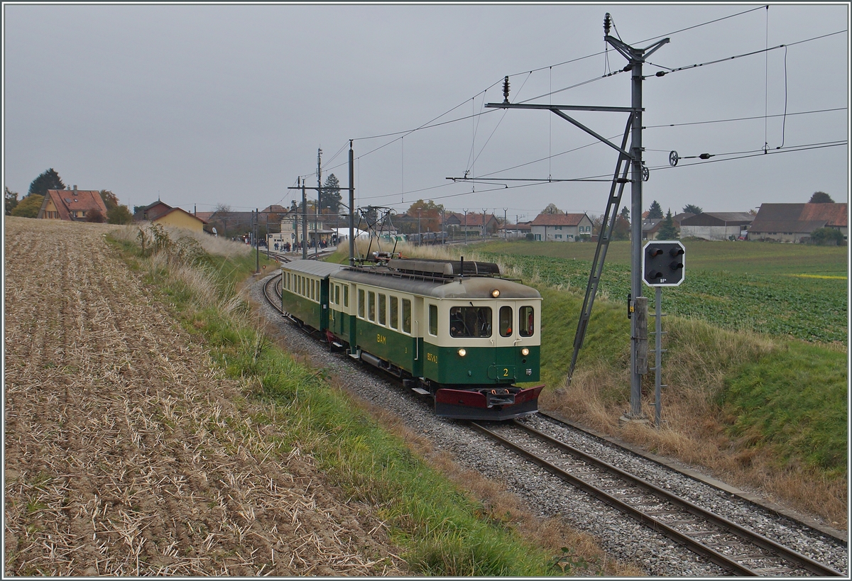 120 Jahre BAM MBC - Jubil�umsimpessionen: Neben dem Regelfahrplan Apples - L'Isle Mont la Ville  dufte der BAM BCFe 4/4 N� 2 mit seinem AB auch noch zwei Fahrten Apples - Bi�re absovieren, hier kurz nach Apples am 24. Okt. 2015