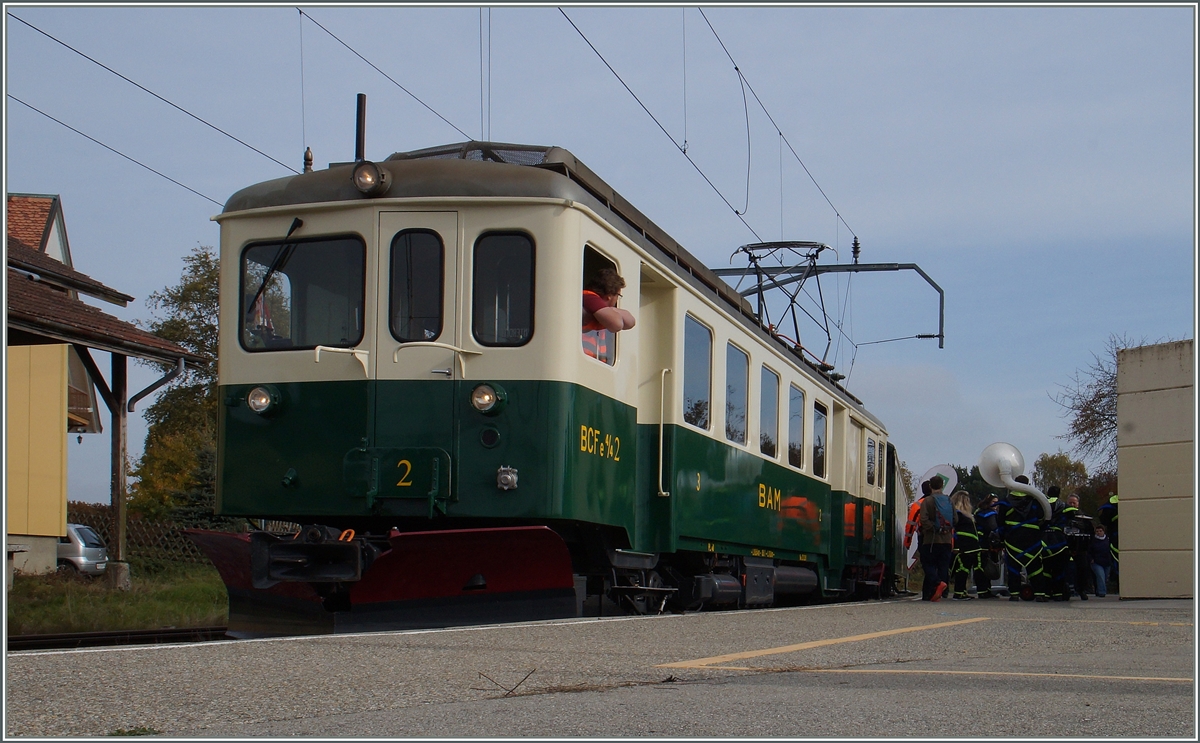 120 Jahres BAM MBC: Der BAM BCFe 4/4 N� 2 ist von L'Isle Mont la Ville in Apples eingetroffen und wartet nun auf die Freigabe der Rangierfahrt um seinen AB zu umfahren.
24. Okt. 2015