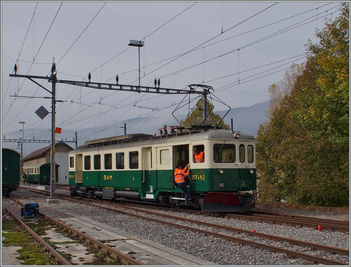 120 Jahres BAM MBC: Der BAM BCFe 4/4 N� 2 ist Apples in L'Isle Mont la Ville eingetroffen und umf�hrt nun seine Wagen f�r die R�ckfahrt. 
24. Okt. 2015