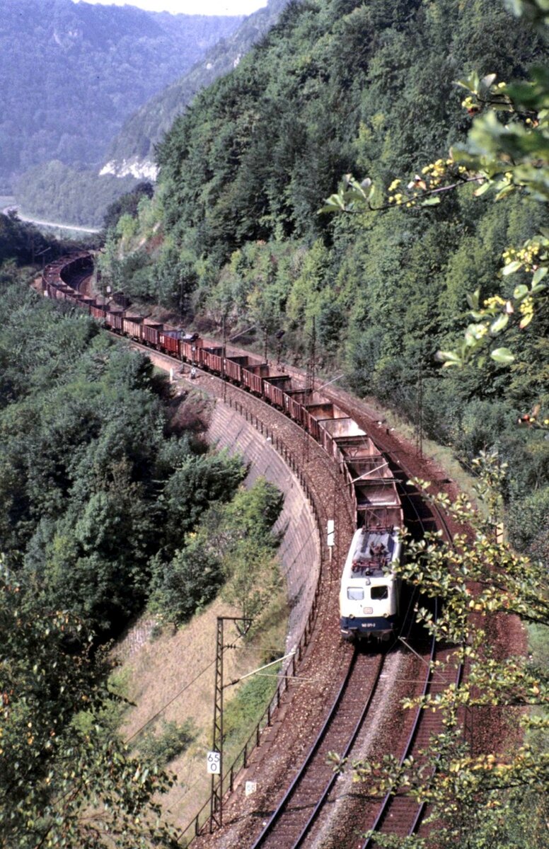140 071-2mit offenen Hochbordwagen Omm auf der Geislinger Steige vom M�hltalfelsen gesehen, am 21.08.1982.